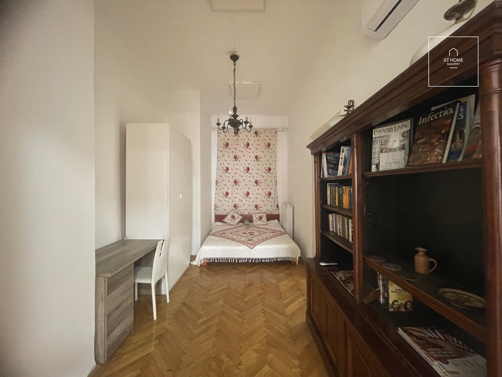 Renovated, elegant classic apartment in the heart of Budapest’s 5th district.