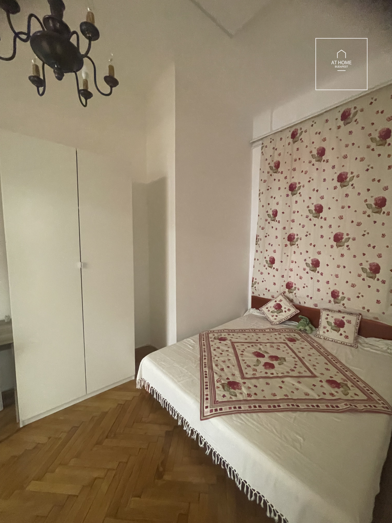 Felújított, elegáns polgári lakás Budapest V. kerületének szívében