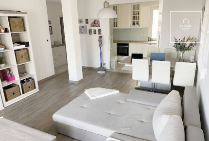 In the 2nd district of Budapest, a 85 sqm, newly built apartment is for rent.