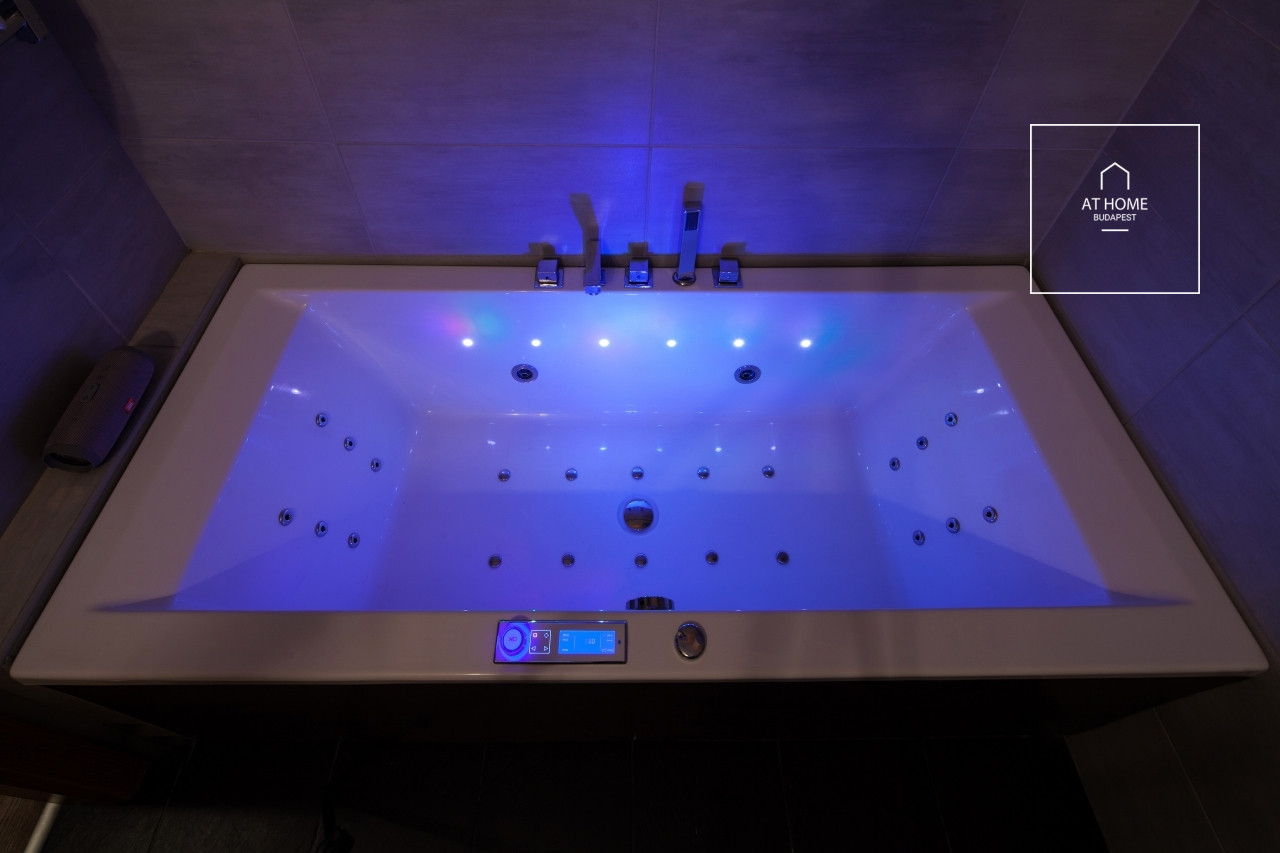 Freshly Renovated 80 sqm Two-Bedroom Apartment in District II, Országút