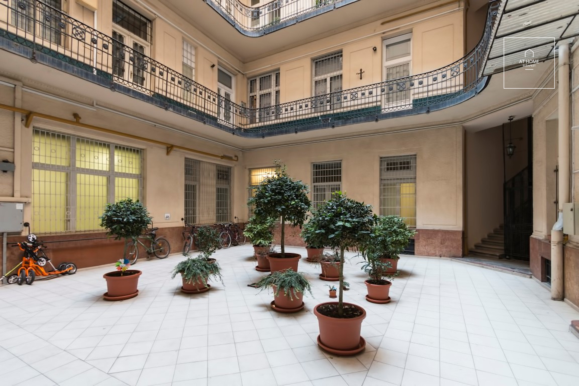 Stunning corner flat in the city centre