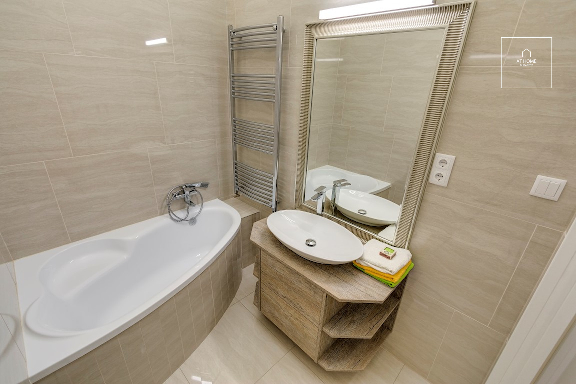 Ízléses saroklakás a város szívében