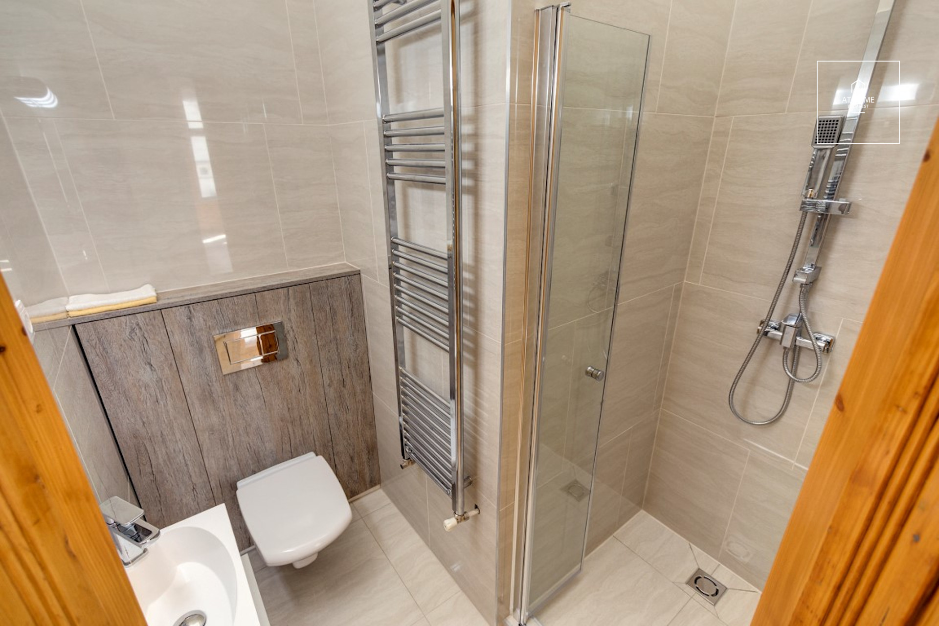 Stunning corner flat in the city centre