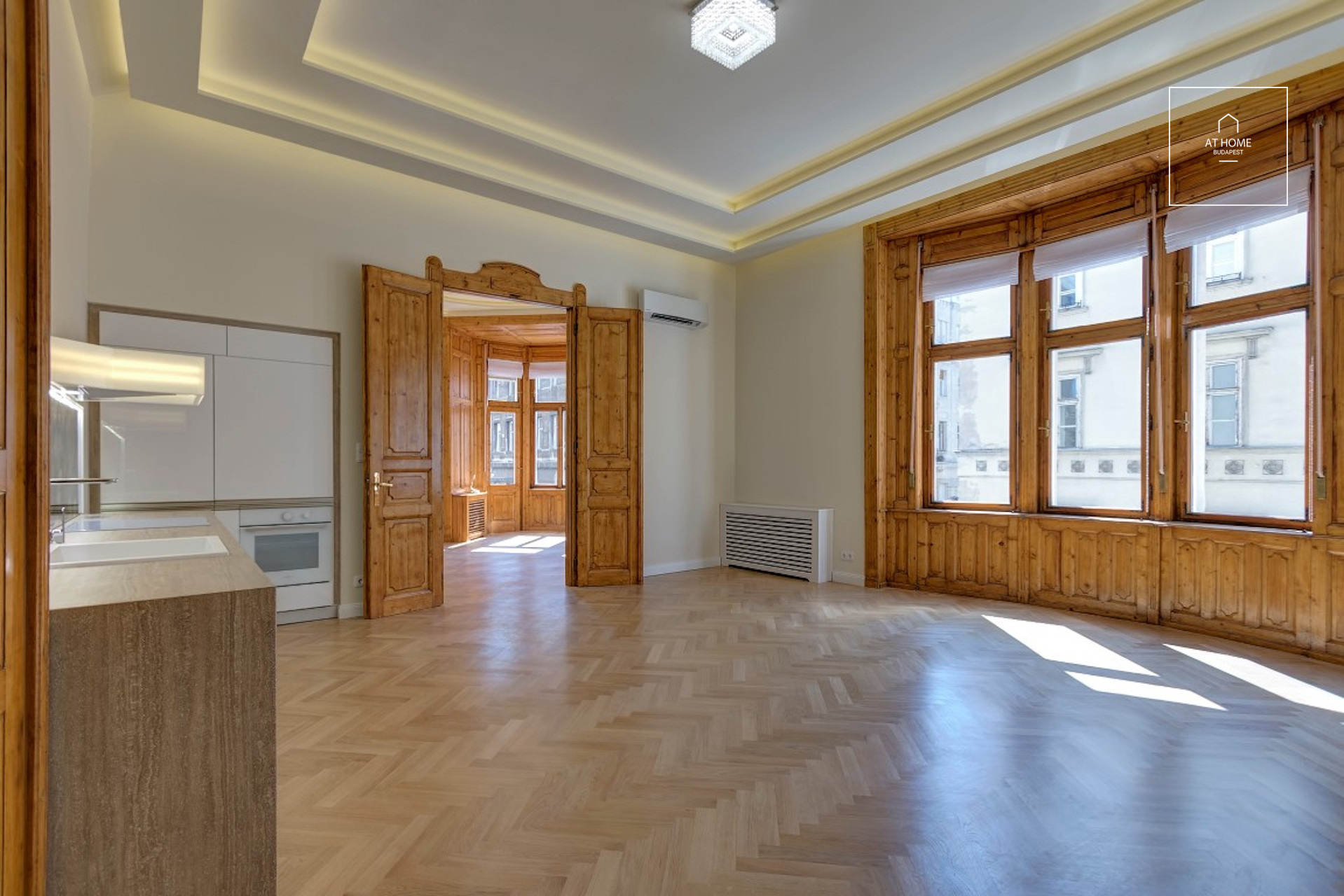 Ízléses saroklakás a város szívében