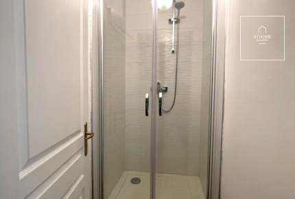 Renovated 110 sqm, 2-bedroom apartment in District 5, Lipótváros