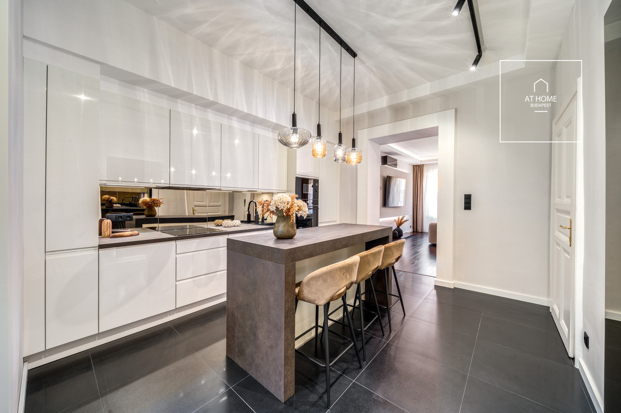 Renovated 120 sqm 2-Bedroom Apartment in District V, Lipótváros