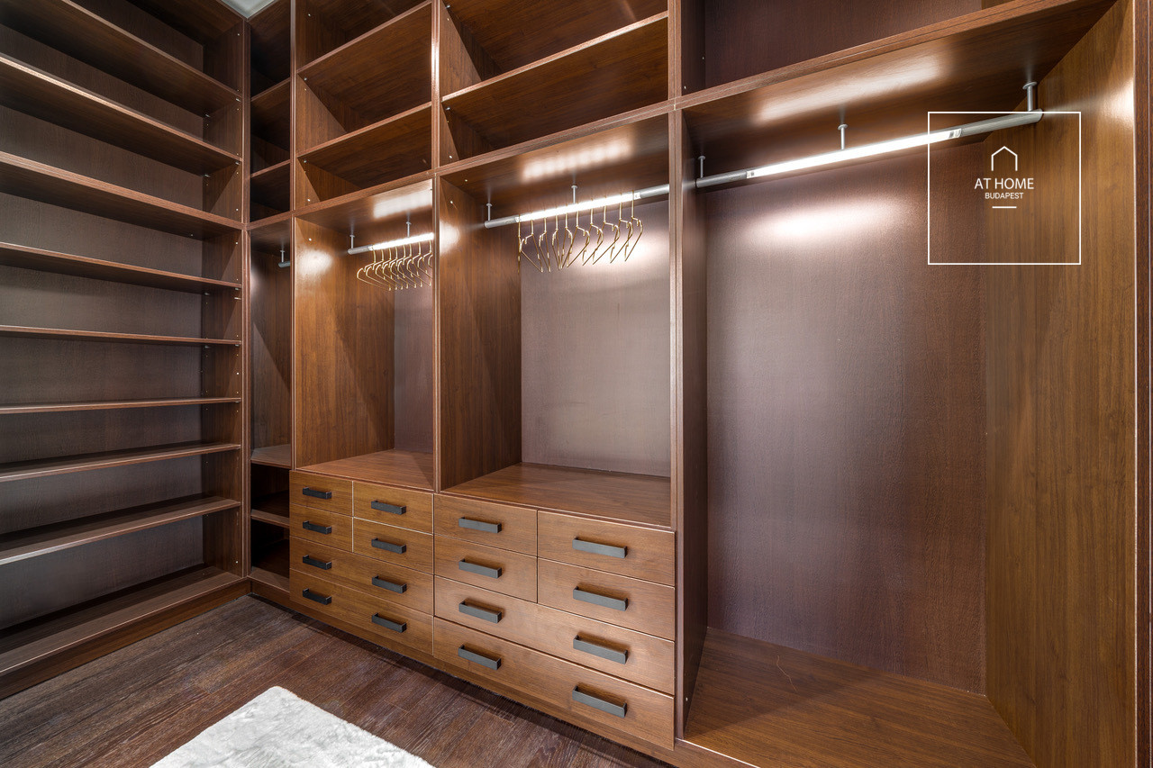 Renovated 120 sqm 2-Bedroom Apartment in District V, Lipótváros