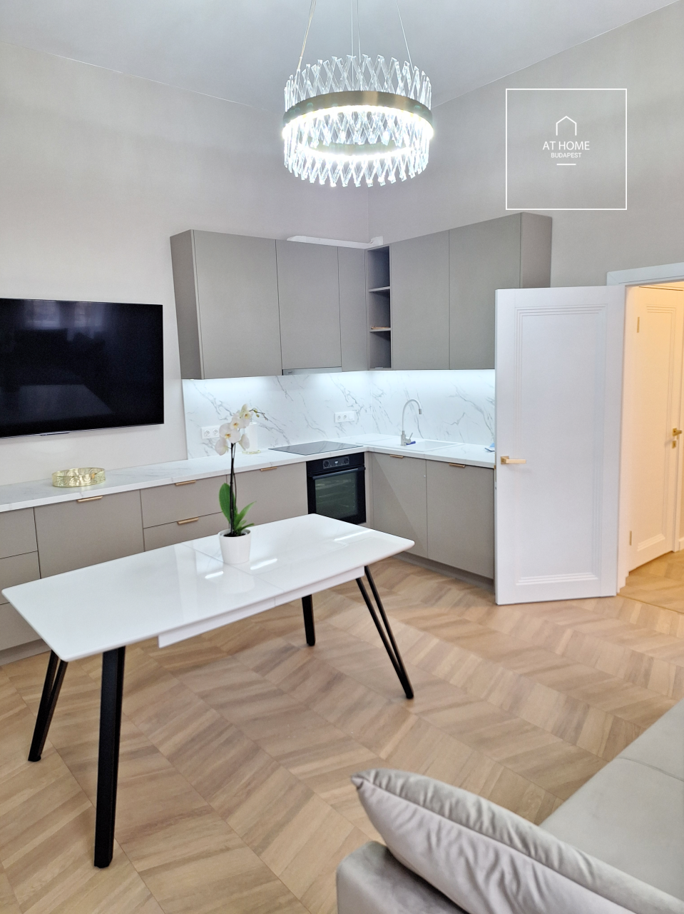 Renovated 65 sqm 2-Bedroom Apartment in District VI, Terézváros