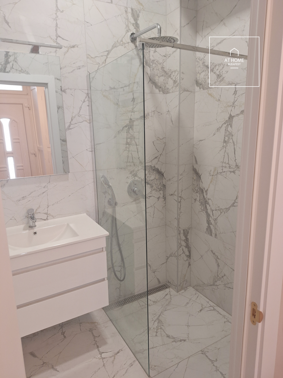 Renovated 65 sqm 2-Bedroom Apartment in District VI, Terézváros