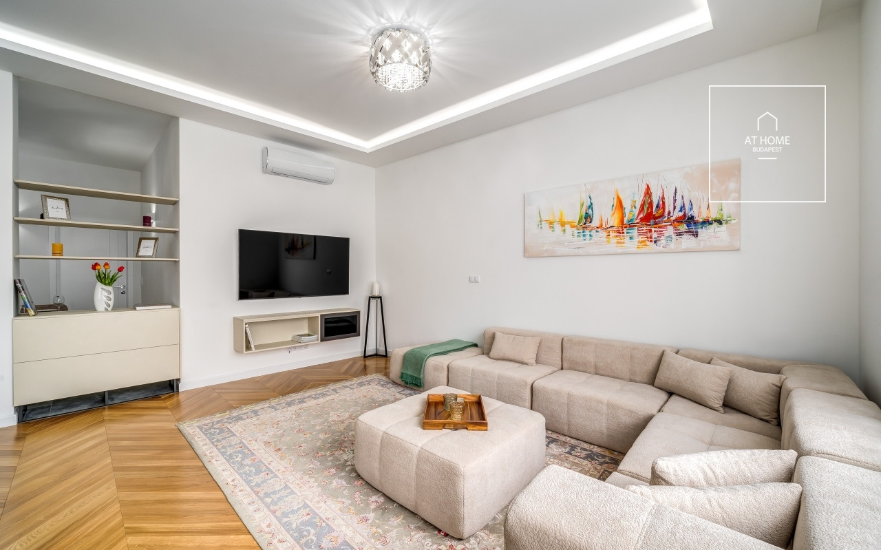 Renovated 101 sqm 2-bedroom apartment in District V, Lipótváros