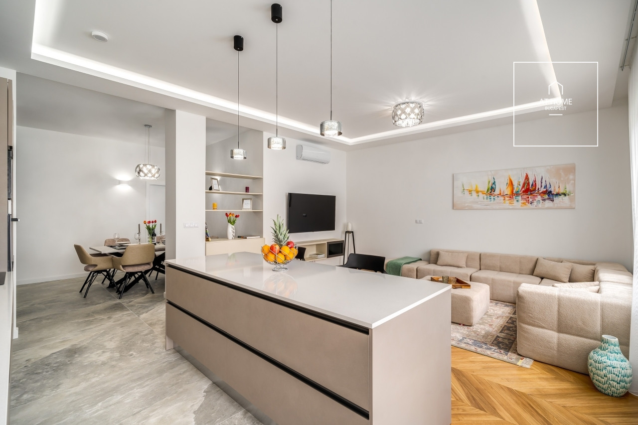 Renovated 101 sqm 2-bedroom apartment in District V, Lipótváros