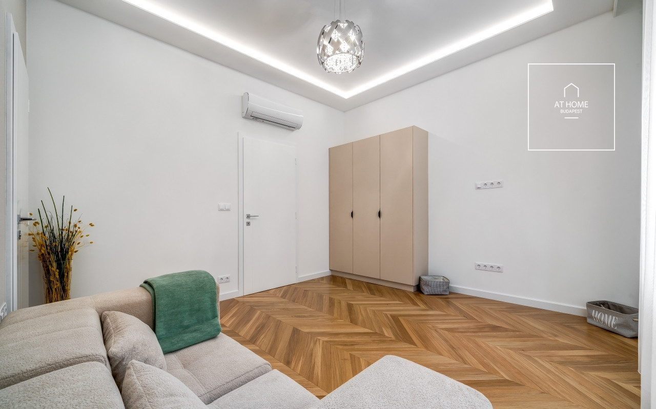 Renovated 101 sqm 2-bedroom apartment in District V, Lipótváros