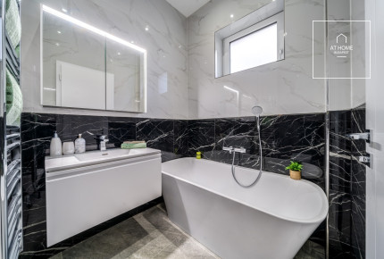 Renovated 101 sqm 2-bedroom apartment in District V, Lipótváros