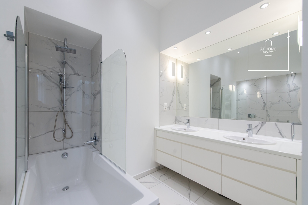 Renovated 160 sqm 3-Bedroom Classical Apartment in District V, Inner City