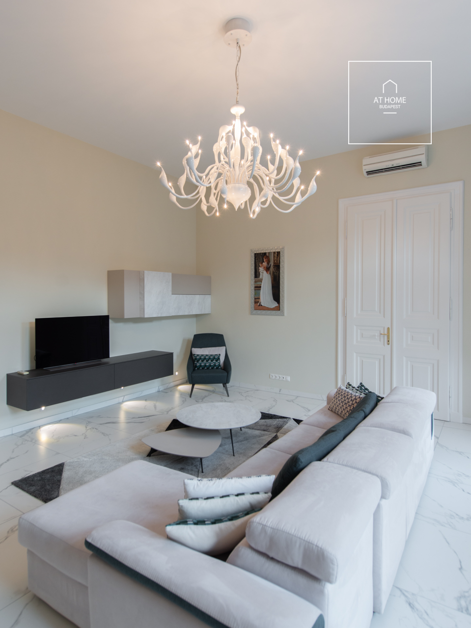 Renovated 160 sqm 3-Bedroom Classical Apartment in District V, Inner City