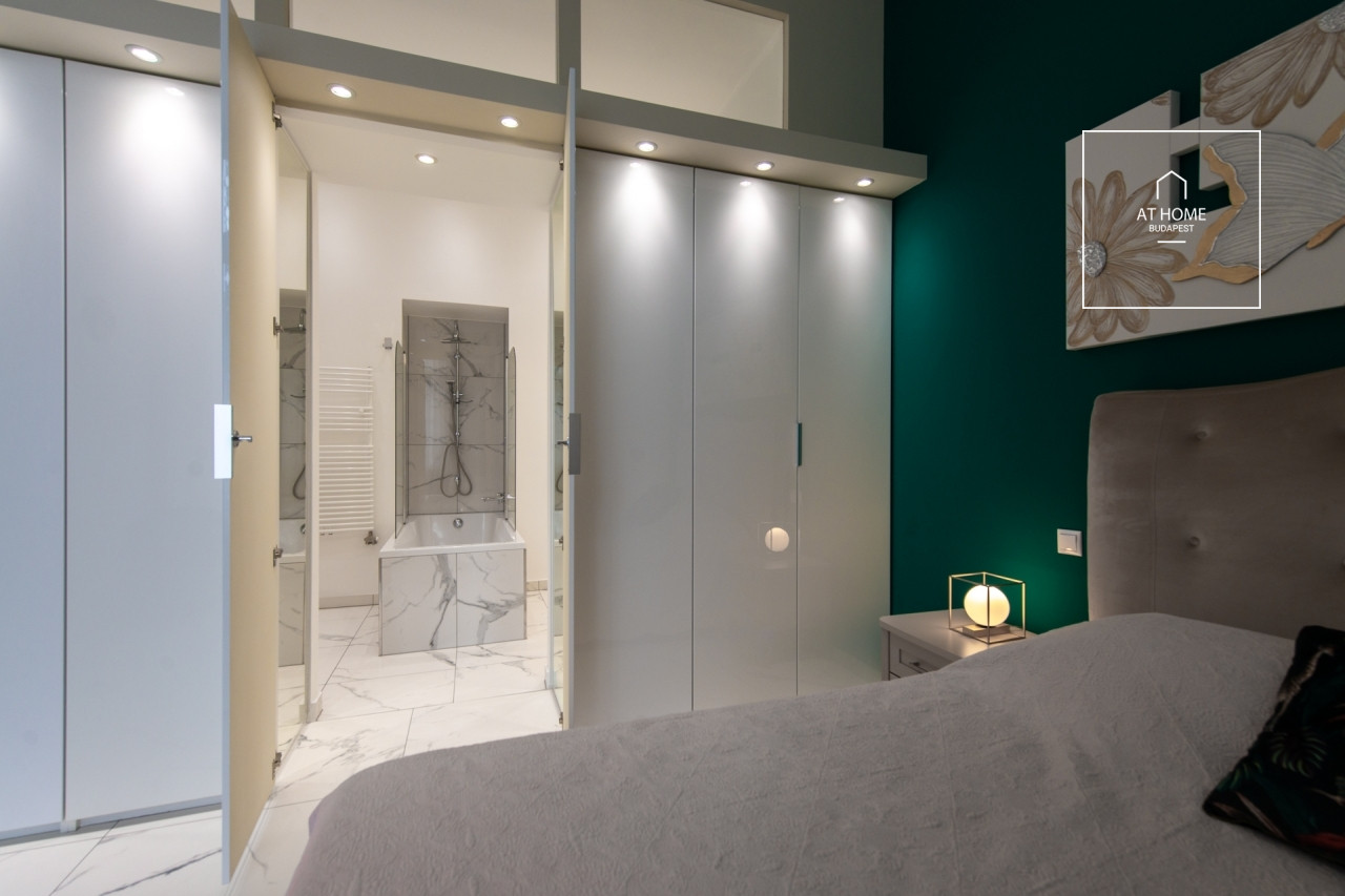 Renovated 160 sqm 3-Bedroom Classical Apartment in District V, Inner City