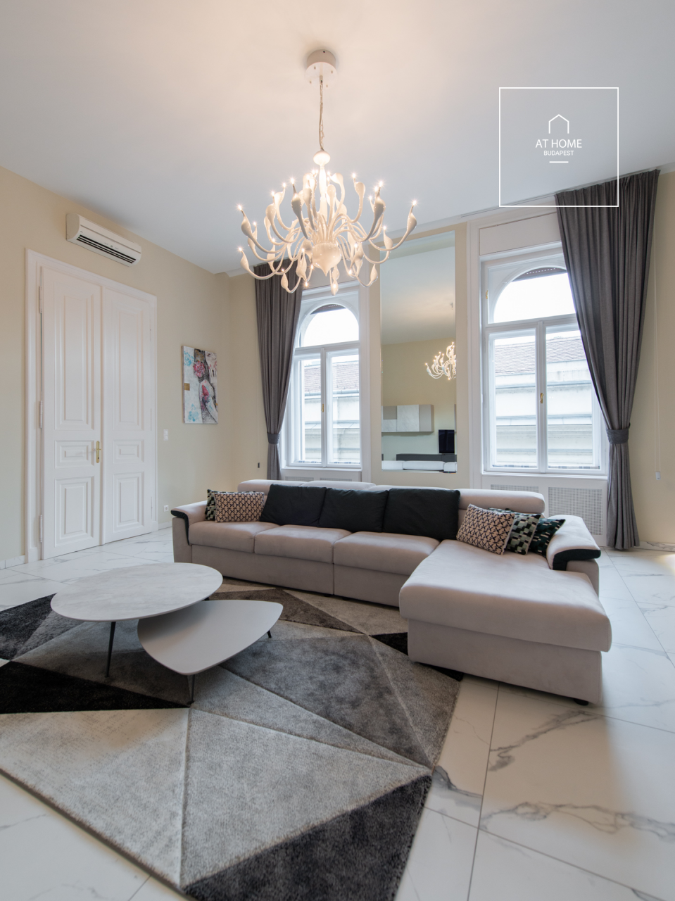 Renovated 160 sqm 3-Bedroom Classical Apartment in District V, Inner City