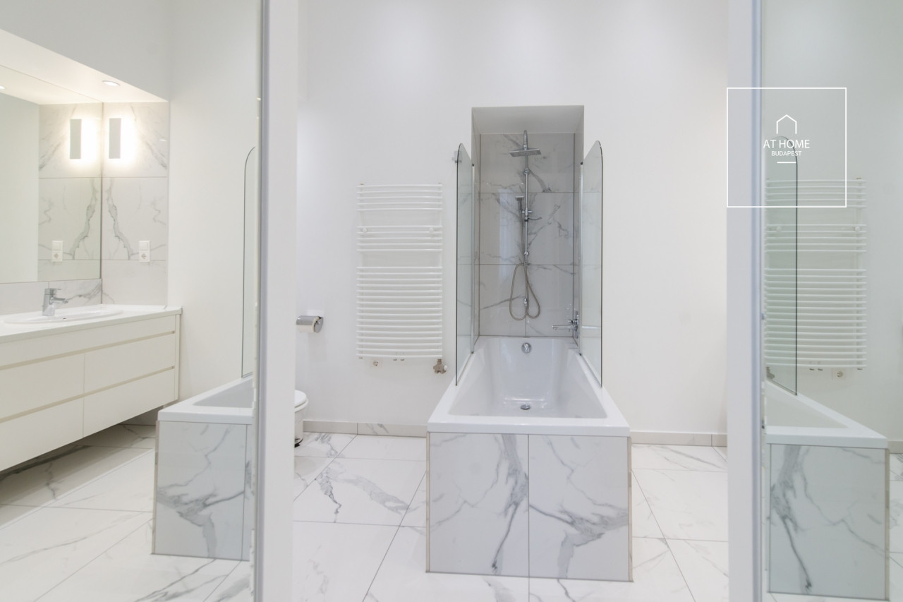 Renovated 160 sqm 3-Bedroom Classical Apartment in District V, Inner City