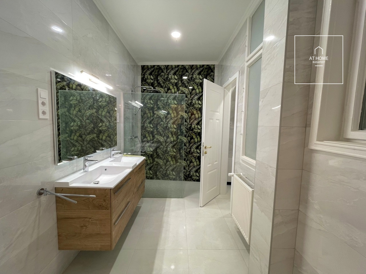 Renovated 105 sqm 2-Bedroom Apartment with Balcony in District V, City Centre