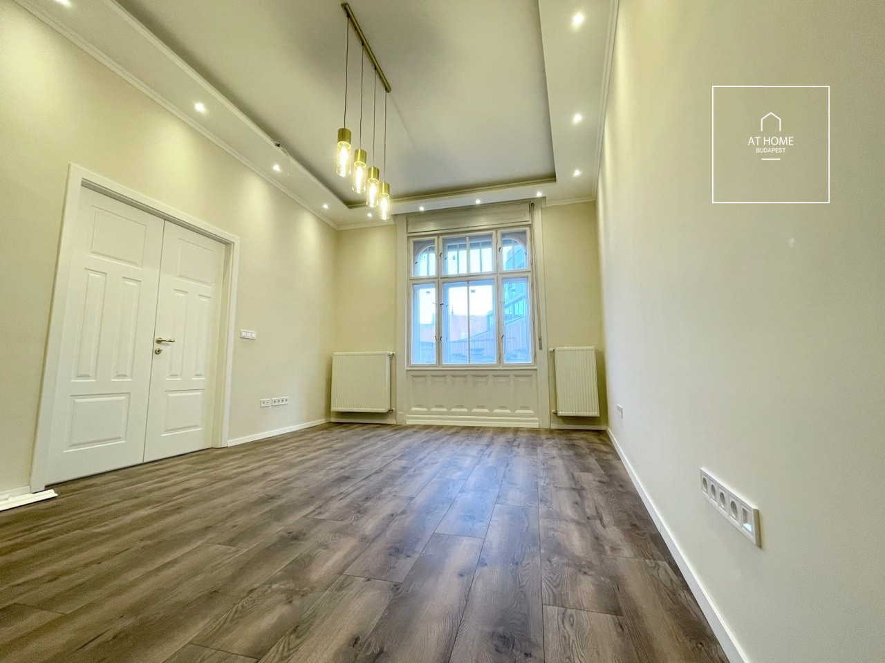 Renovated 105 sqm 2-Bedroom Apartment with Balcony in District V, City Centre