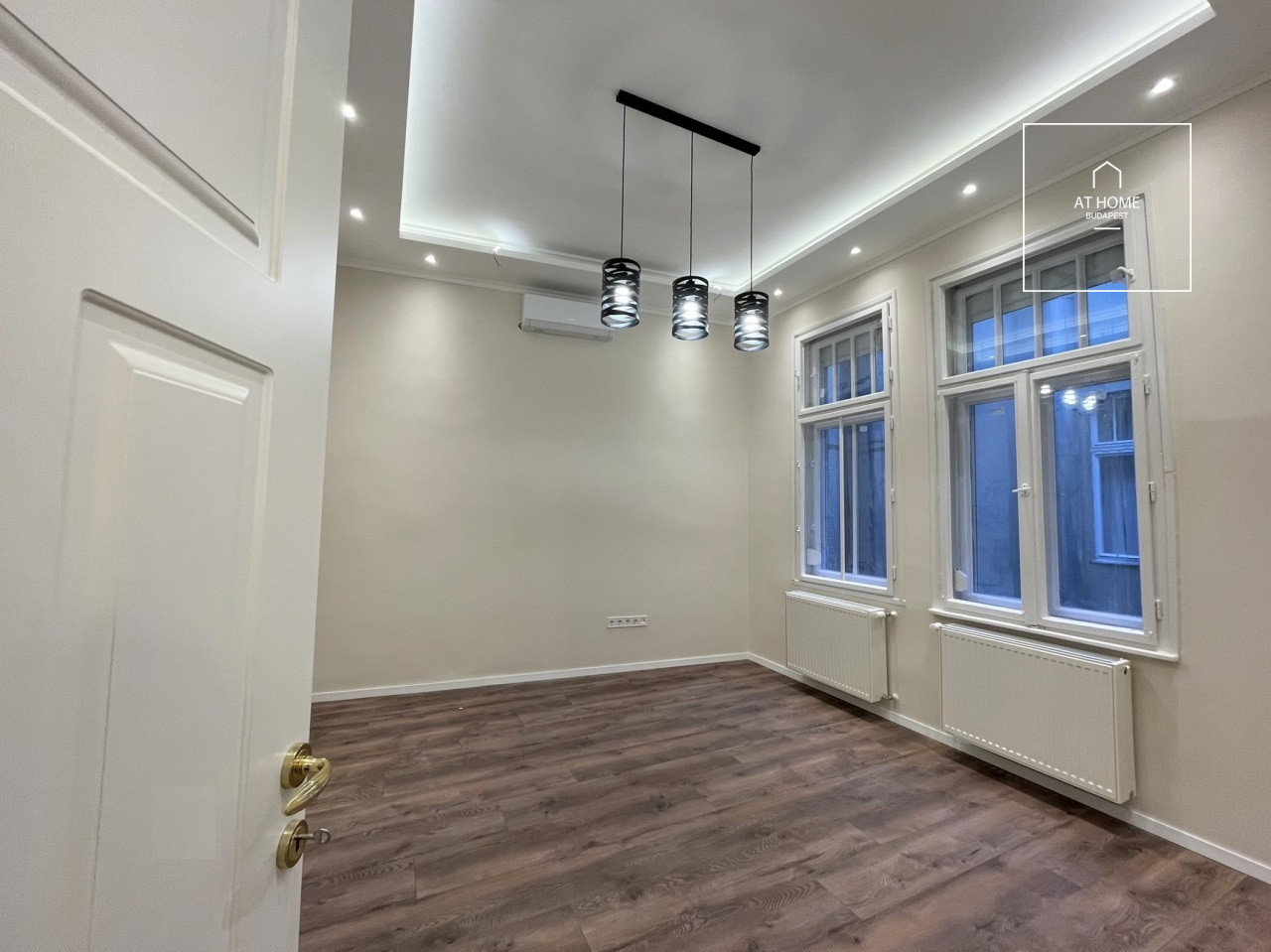 Renovated 105 sqm 2-Bedroom Apartment with Balcony in District V, City Centre