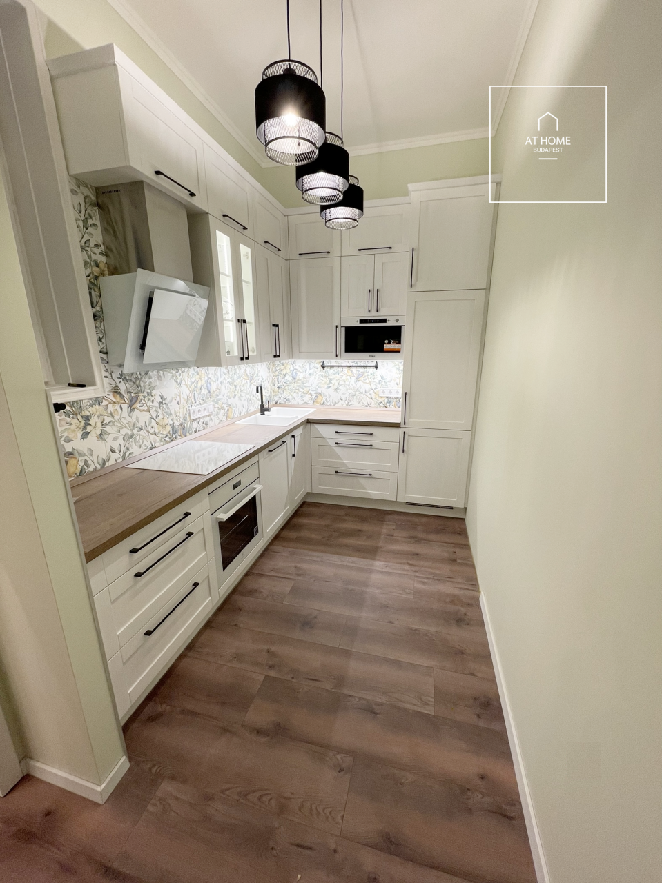 Renovated 105 sqm 2-Bedroom Apartment with Balcony in District V, City Centre