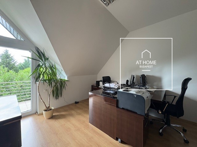 Elegant 206 m² family house for office use available for rent in District XII.