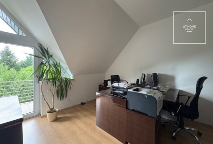 Elegant 206 m² family house for office use available for rent in District XII.