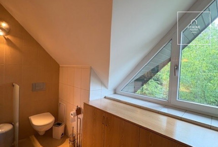 Elegant 206 m² family house for office use available for rent in District XII.
