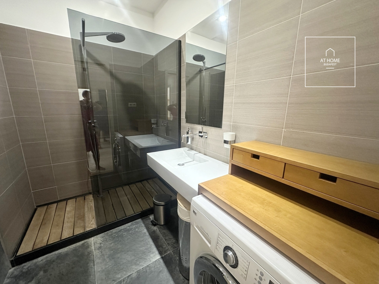 72 sqm 2-bedroom apartment with a terrace in District II, Országút