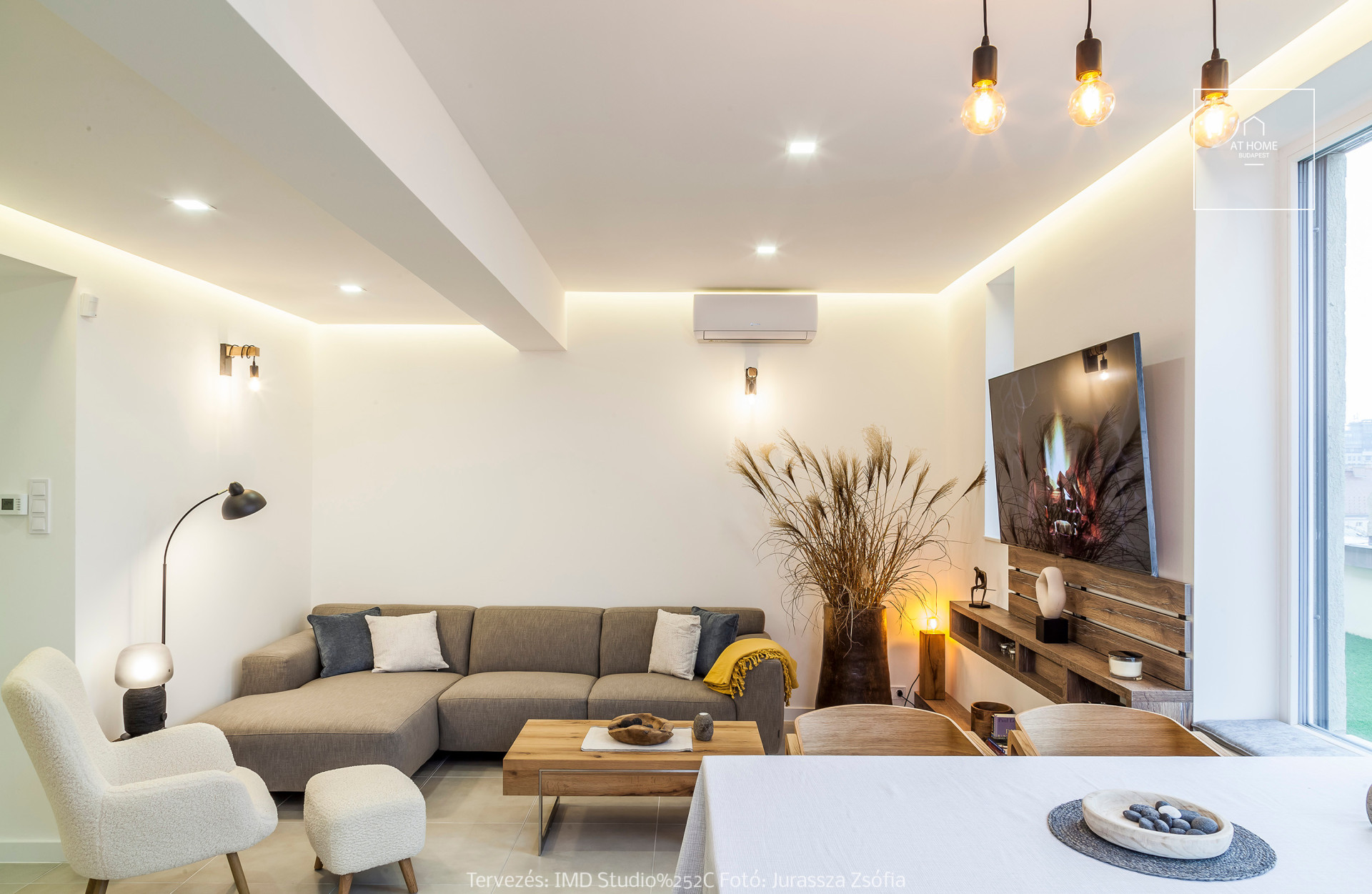 2 hálószobás, frissen felújított és bútorozott penthouse luxuslakás, városi panorámával, bérbe adó a VII. kerületben