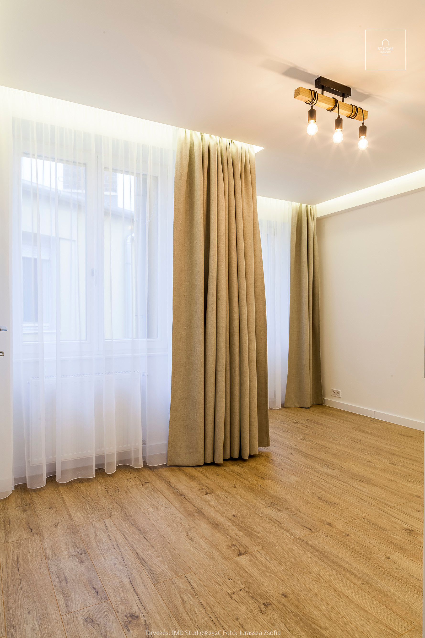 2 hálószobás, frissen felújított és bútorozott penthouse luxuslakás, városi panorámával, bérbe adó a VII. kerületben