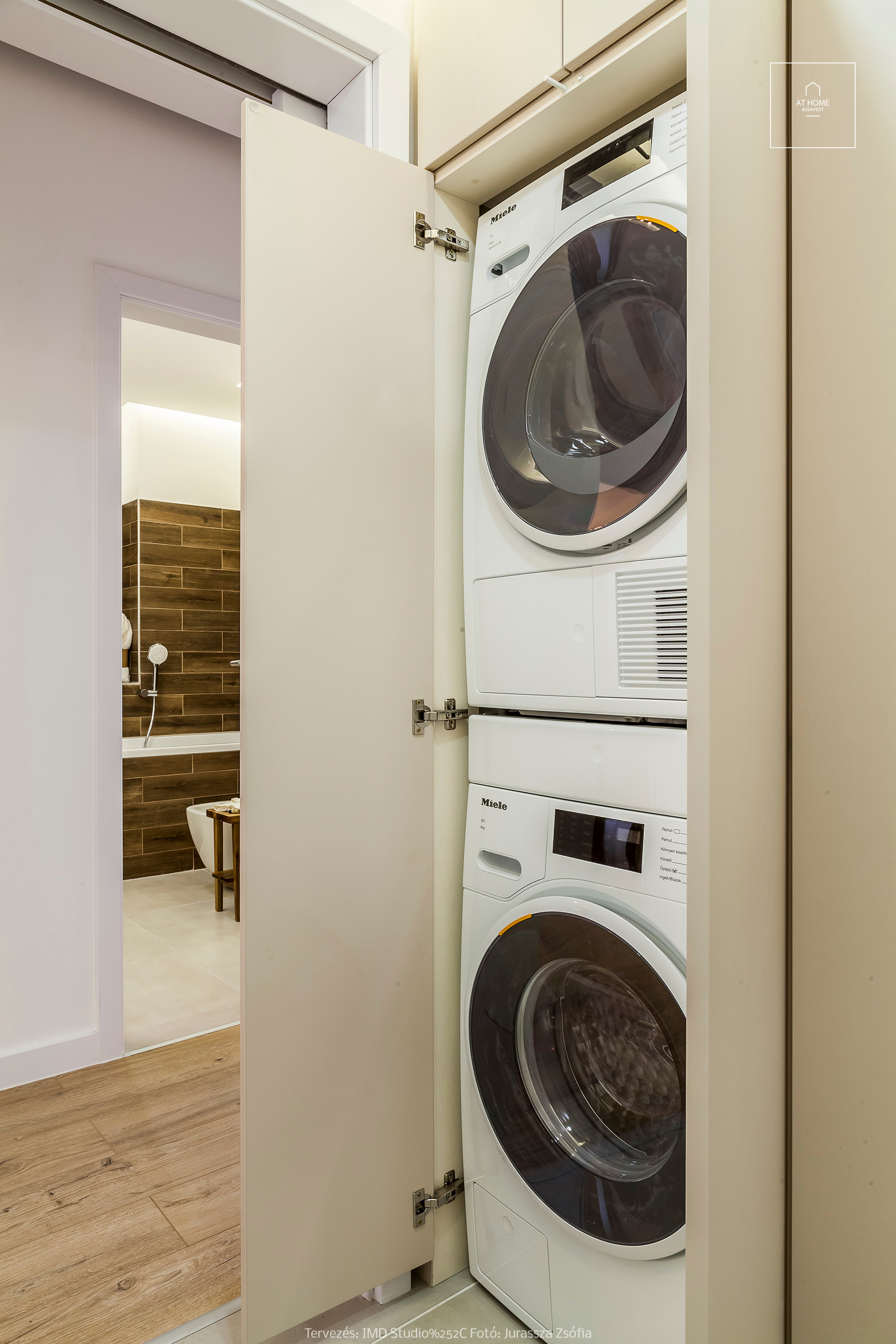 2 hálószobás, frissen felújított és bútorozott penthouse luxuslakás, városi panorámával, bérbe adó a VII. kerületben