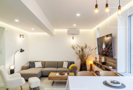 2 hálószobás, frissen felújított és bútorozott penthouse luxuslakás, városi panorámával, bérbe adó a VII. kerületben