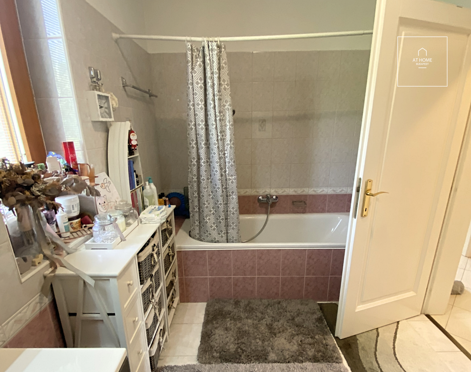 Panoramic three-bedroom apartment with terrace in a residential complex in District II, Kurucles