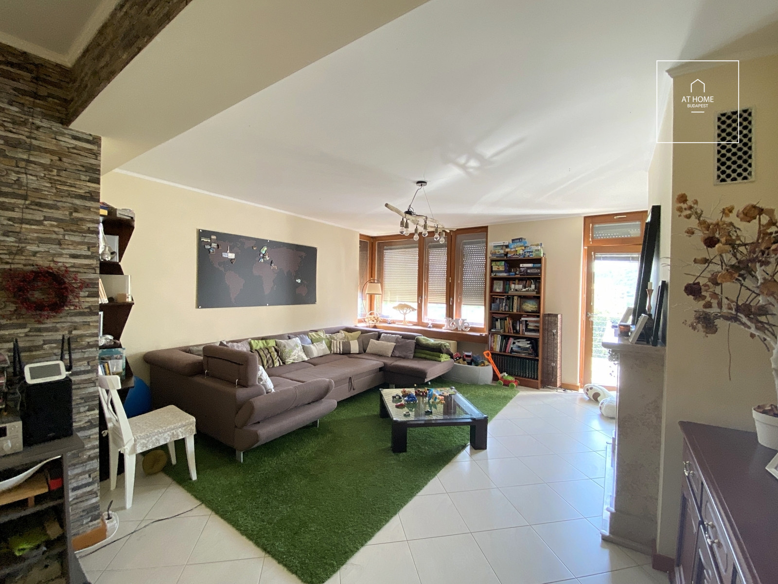 Panoramic three-bedroom apartment with terrace in a residential complex in District II, Kurucles