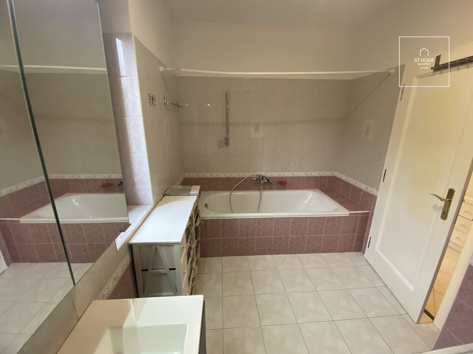 Panoramic three-bedroom apartment with terrace in a residential complex in District II, Kurucles