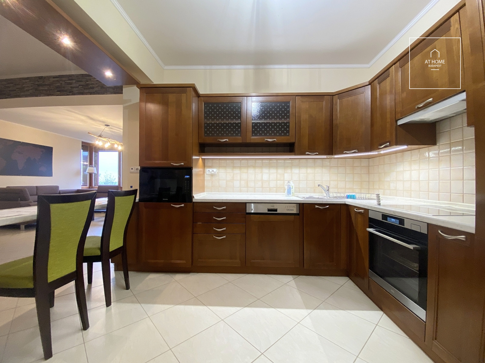 Panoramic three-bedroom apartment with terrace in a residential complex in District II, Kurucles