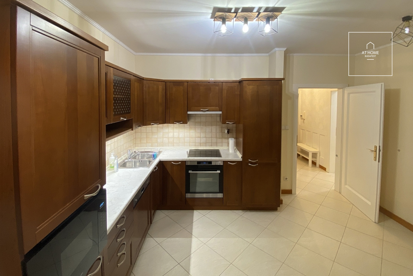 Panoramic three-bedroom apartment with terrace in a residential complex in District II, Kurucles