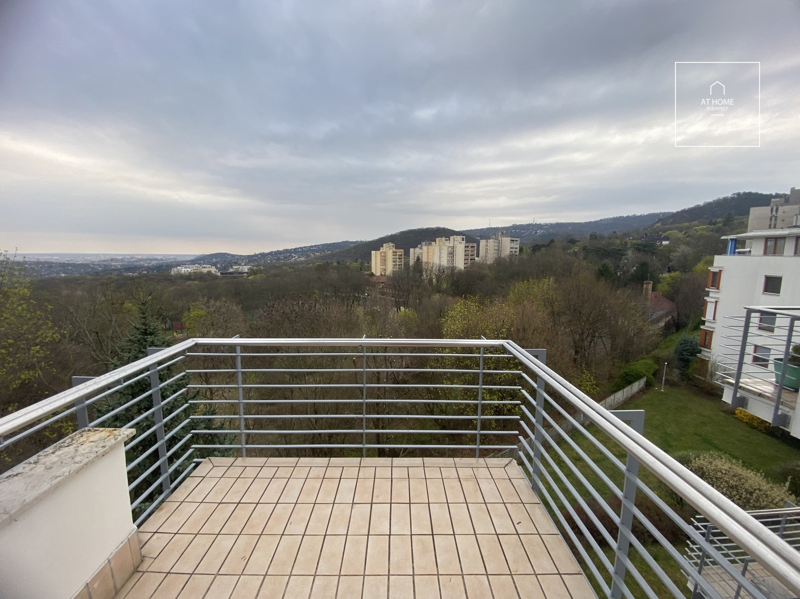 Panorámás 3 hálószobás lakóparki lakás terasszal a XII. kerületben, Kuruclesen