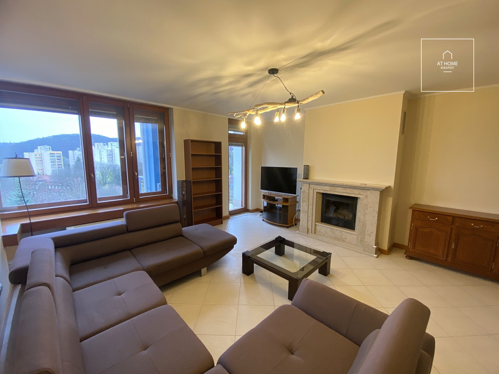 Panoramic three-bedroom apartment with terrace in a residential complex in District II, Kurucles