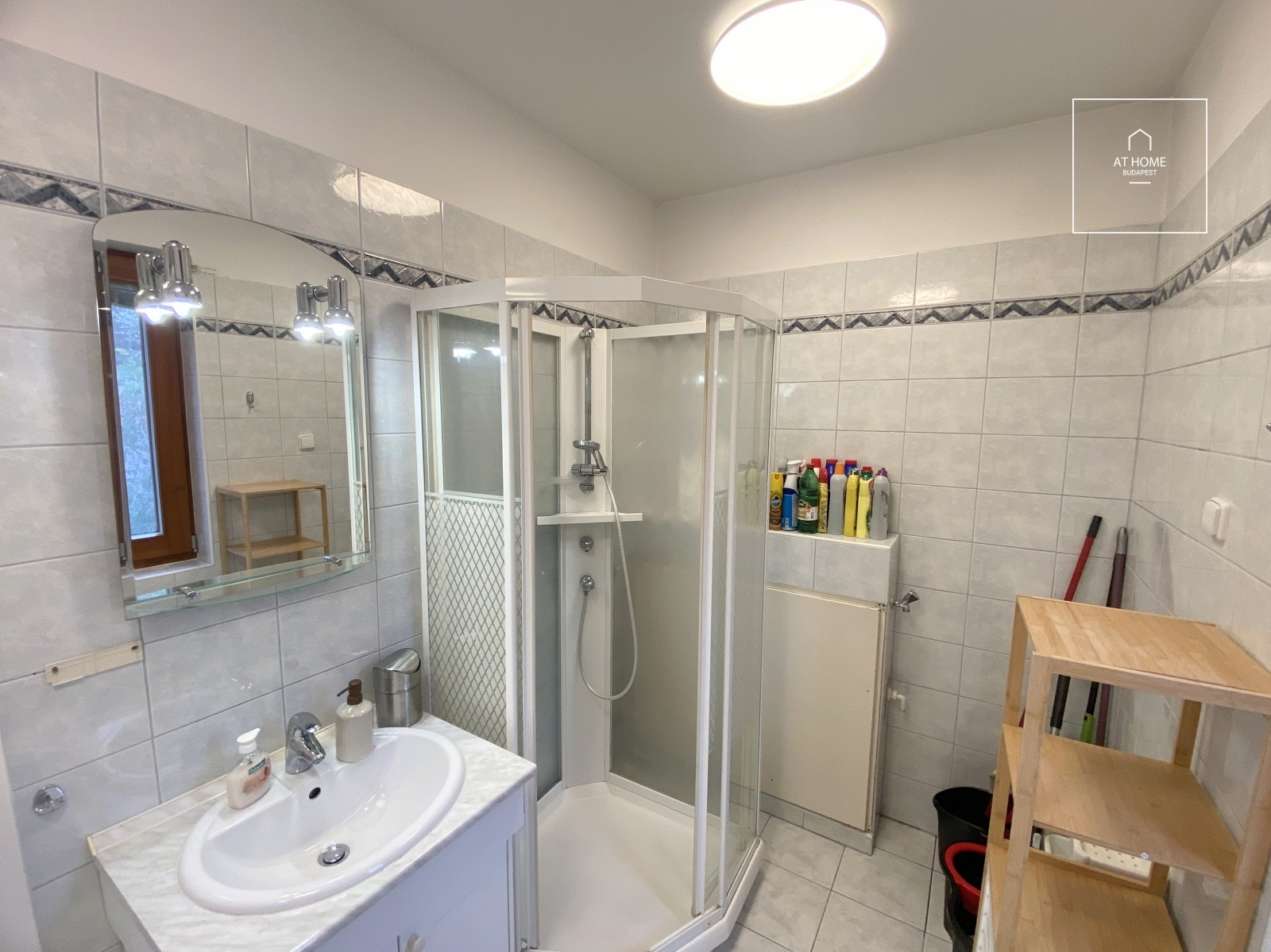 Panoramic three-bedroom apartment with terrace in a residential complex in District II, Kurucles