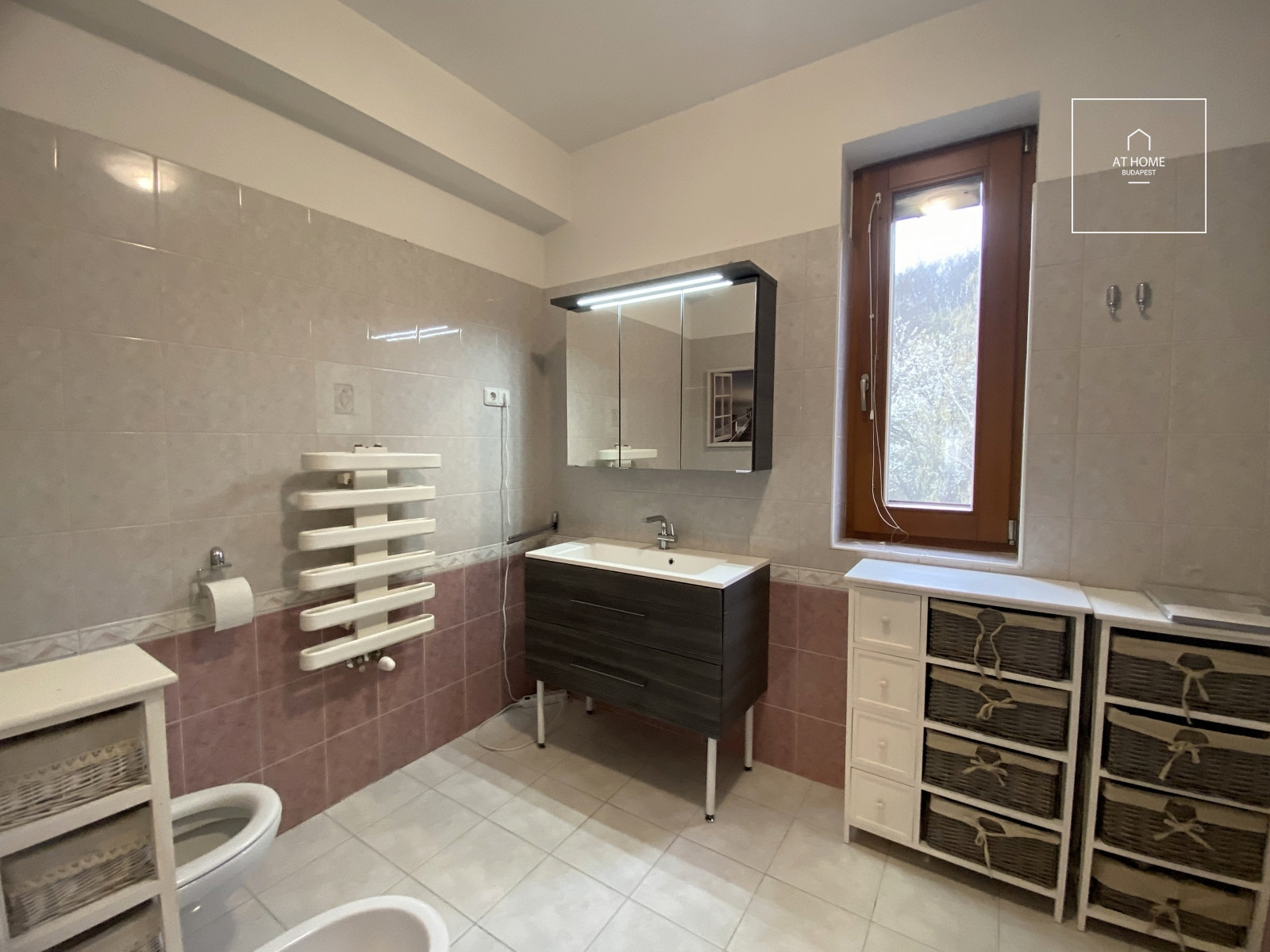 Panoramic three-bedroom apartment with terrace in a residential complex in District II, Kurucles