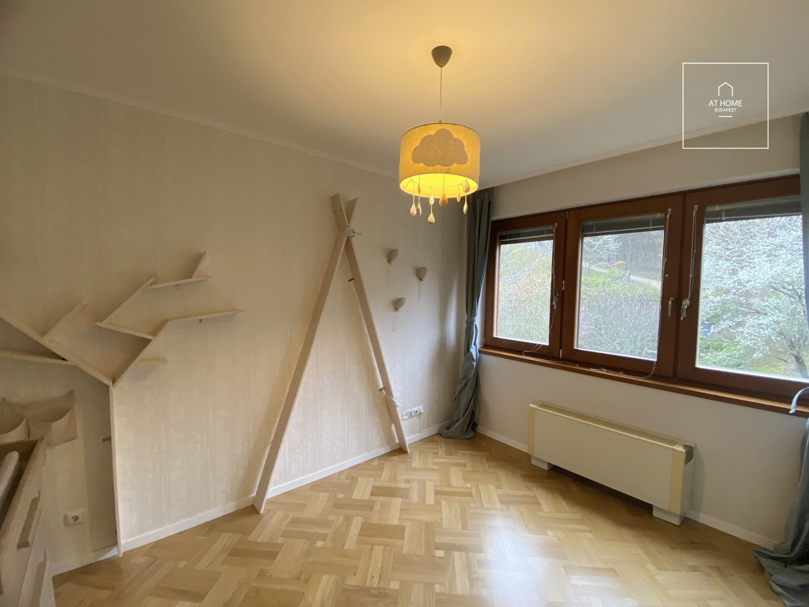 Panoramic three-bedroom apartment with terrace in a residential complex in District II, Kurucles