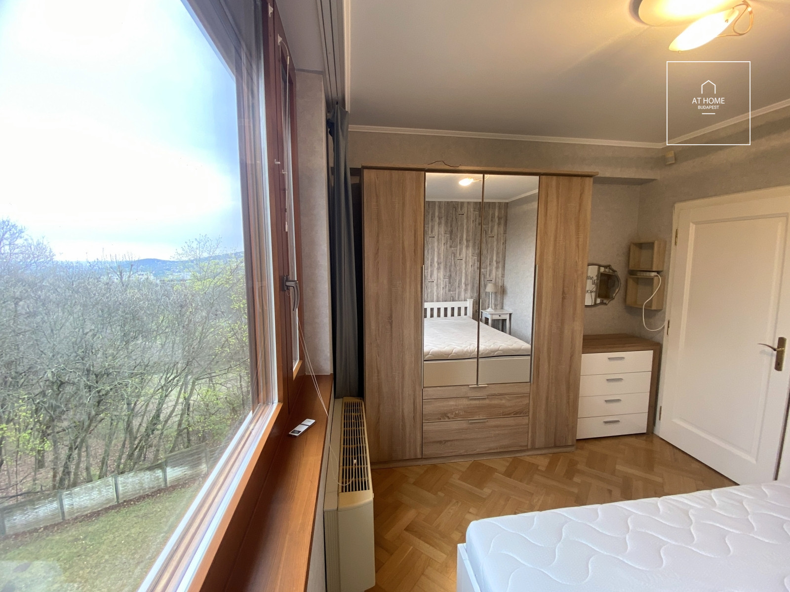Panoramic three-bedroom apartment with terrace in a residential complex in District II, Kurucles