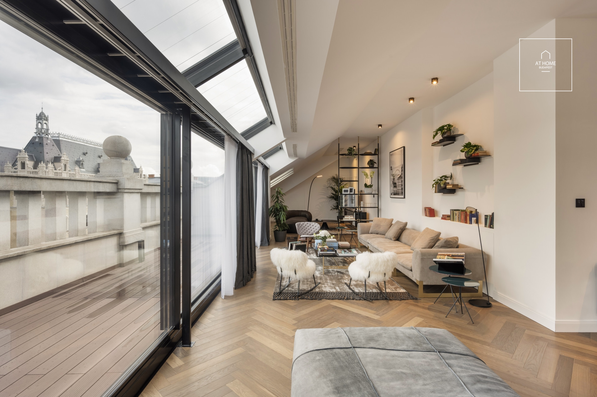 Luxury penthouse for rent in the heart of Budapest 6th district