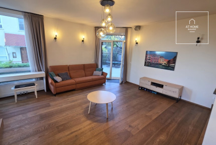 Exclusive, fully renovated 130 sqm ground floor apartment of a garden-access family house in the 12th district