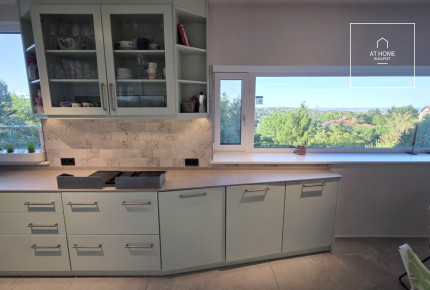 Exclusive, fully renovated 130 sqm ground floor apartment of a garden-access family house in the 12th district