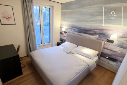 Exclusive, fully renovated 130 sqm ground floor apartment of a garden-access family house in the 12th district
