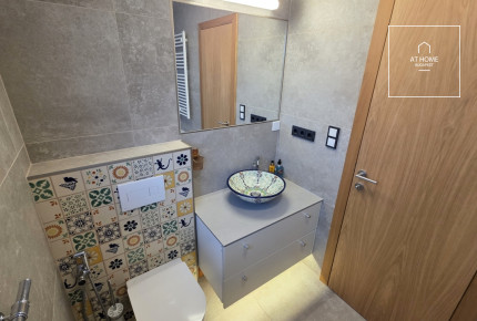 Exclusive, fully renovated 130 sqm ground floor apartment of a garden-access family house in the 12th district